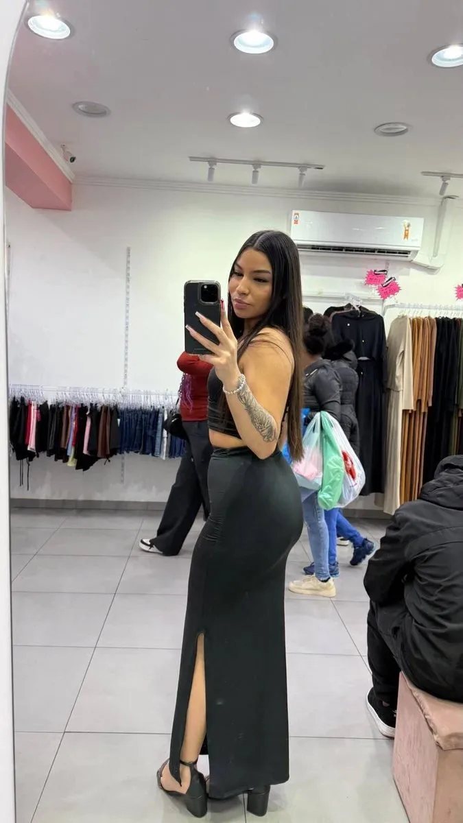 Conjunto Suplex Preto Cropped Drapeado Com Detalhe Dourado e Saia Com Fenda - foto 2