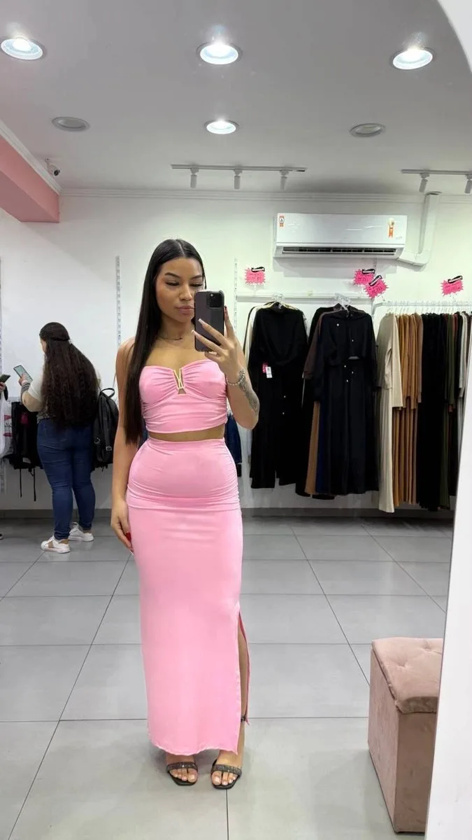Conjunto Suplex Rosa Cropped Drapeado Com Detalhe Dourado e Saia Com Fenda - foto 1