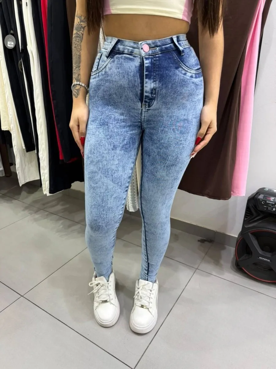 Calça Jeans Sal e Pimenta Lavagem Clara Botão Rosa - foto 1