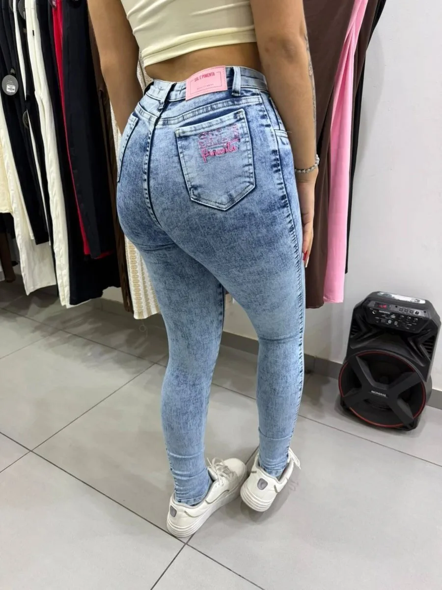 Calça Jeans Sal e Pimenta Lavagem Clara Botão Rosa - foto 2