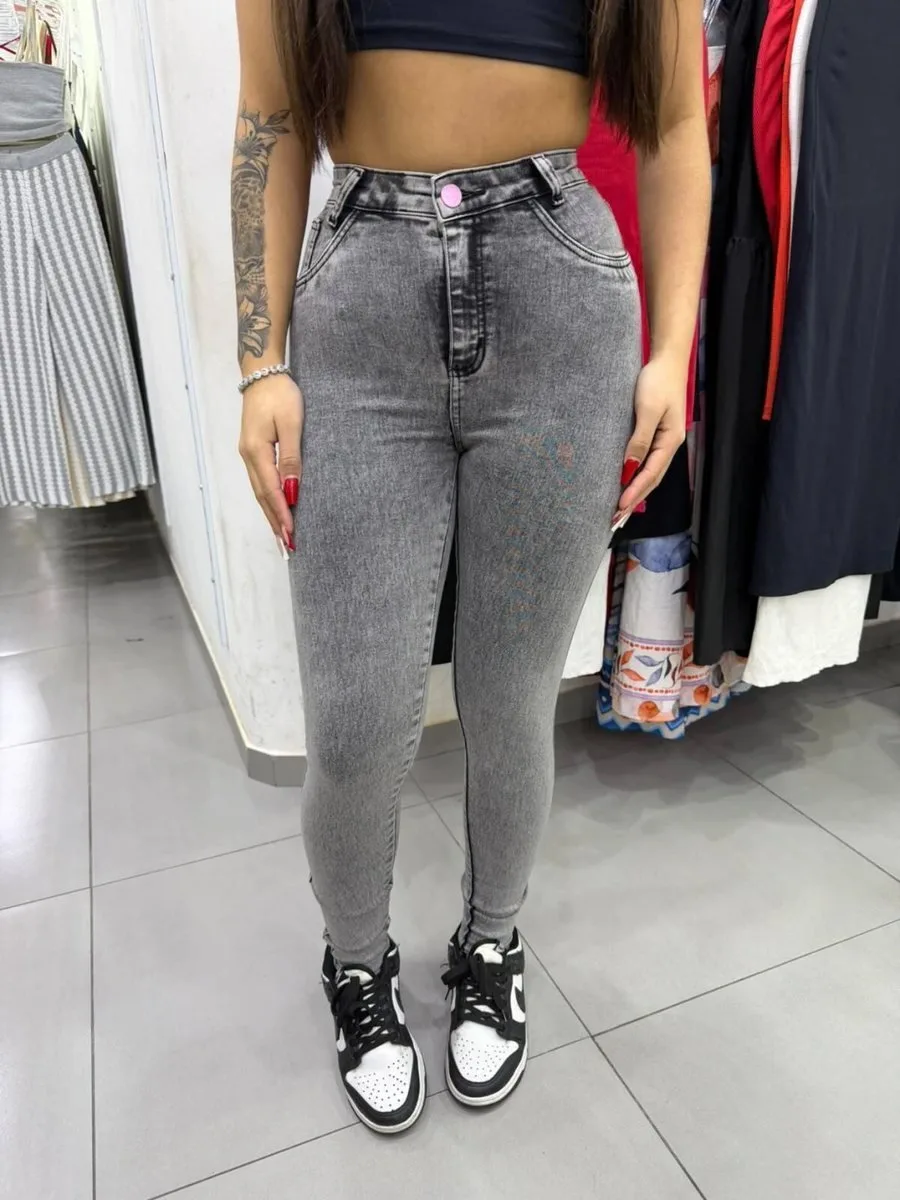 Calça Jeans Sal e Pimenta Efeito Grafite Claro Botão Rosa e Escrita Rosa - foto 1