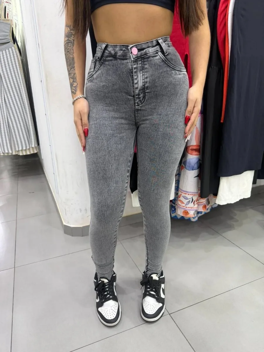 Calça Jeans Sal e Pimenta Cor Grafite Rose Botão Rosa e Escrita Rosa - foto 1