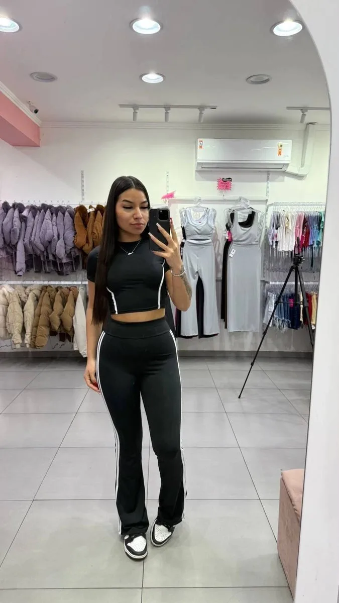 Conjunto Urban Suplex Manga Curta Preto Com Linha Branca e Calça Flare - foto 1