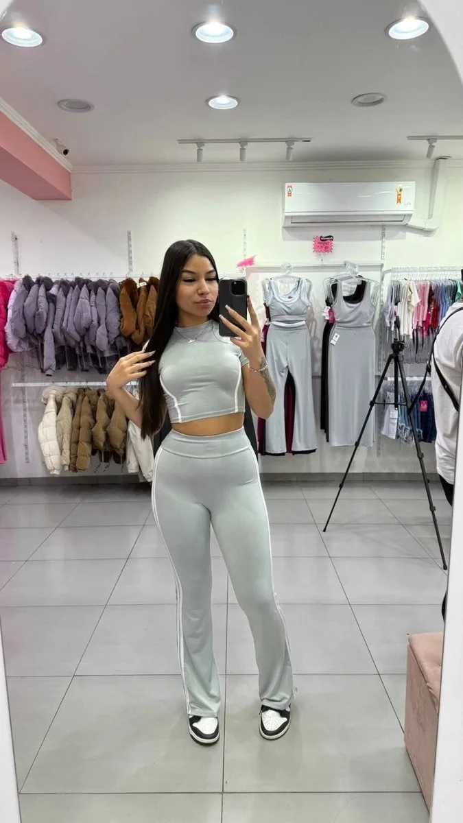 Conjunto Urban Suplex Manga Curta Cinza Com Linha Branca e Calça Flare - foto 1