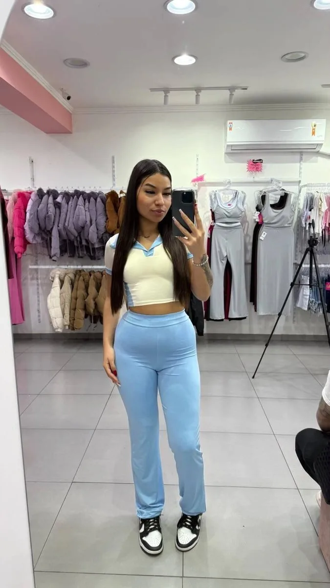 Conjunto Em Suplex Cropped Gola polo E Calça Flare Azul Fraco Com Off White - foto 1