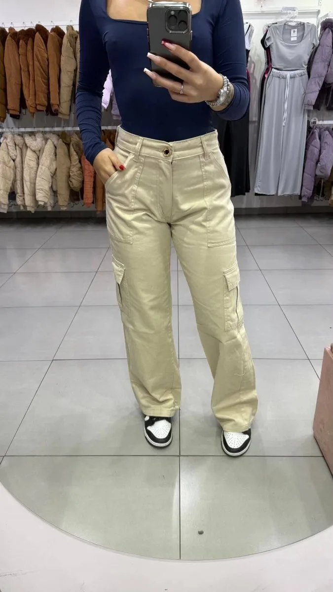 Calça Jeans Wide Cargo Nude Botão Dourado Detalhe Preto - foto 1