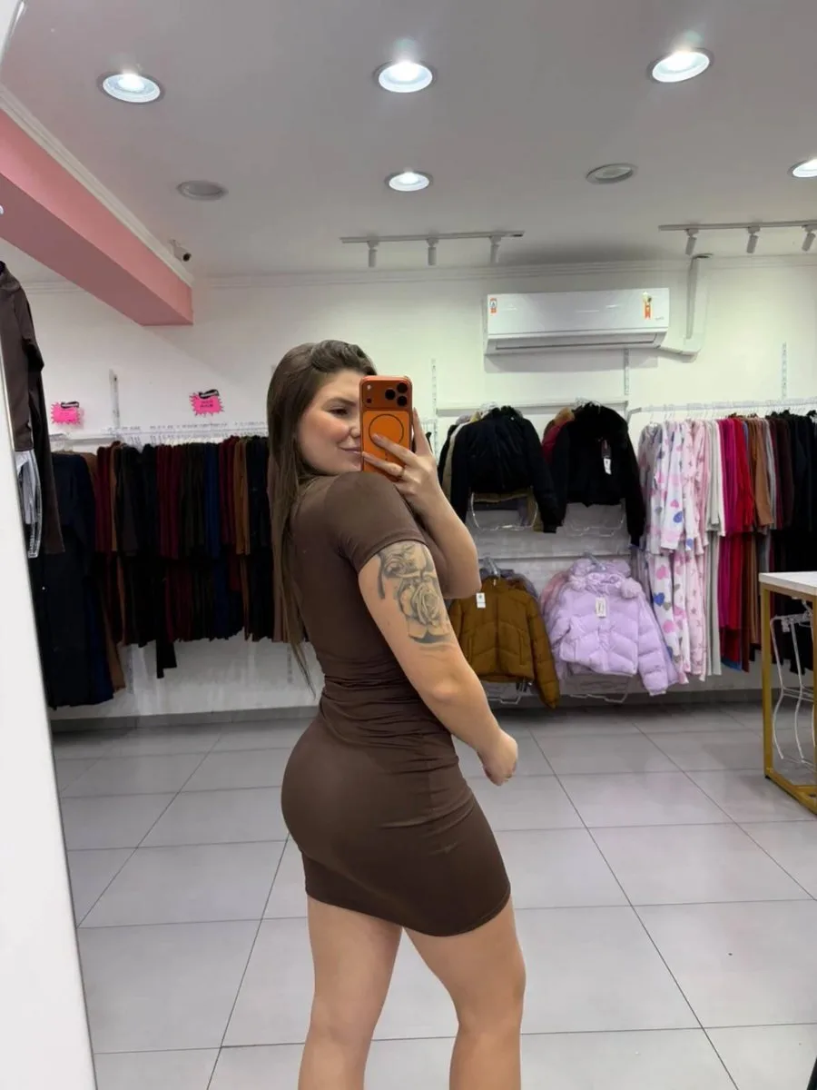 Vestido Suplex Curto Marrom Com Gola V e Manga Curta - foto 2
