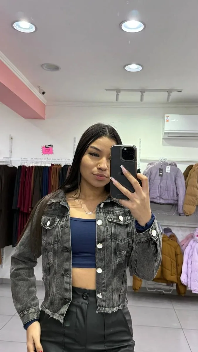 Jaqueta Jeans Lavagem Escura Preta Com Rasgos Botão Branco Com Detalhe Dourado - foto 1