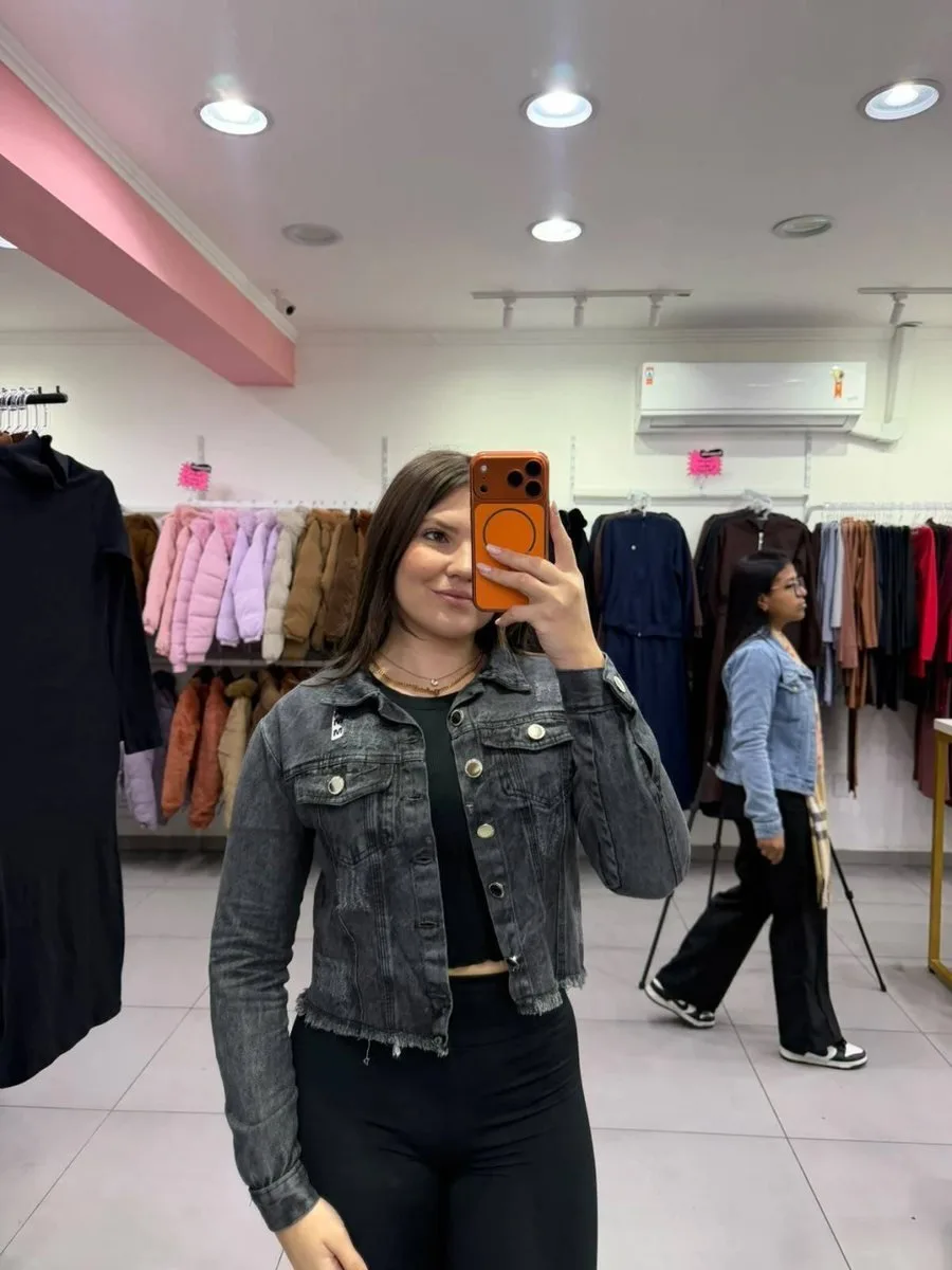 Jaqueta Jeans Lavagem Escura Preta Com Detalhe Rasgo - foto 1