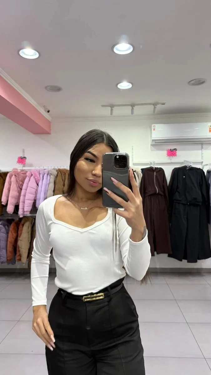 Blusa Canelada Fina Gola Em V Branco - foto 1