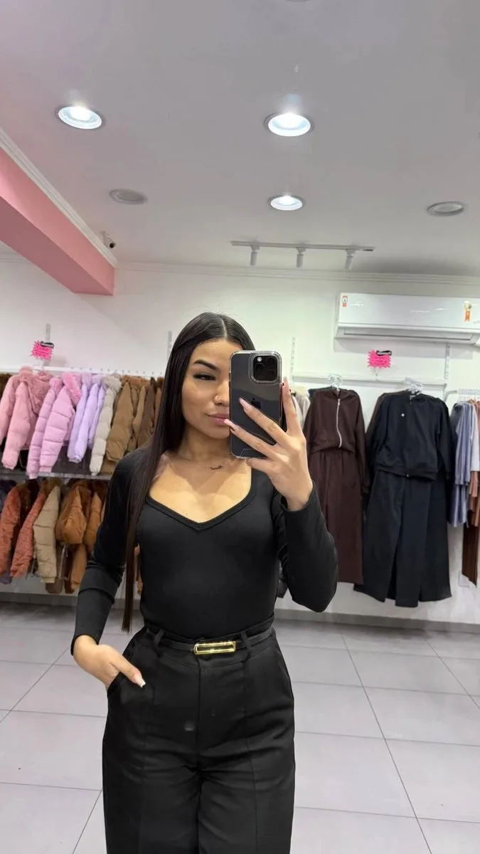 Blusa Canelada Fina Gola Em V Preto - foto 1
