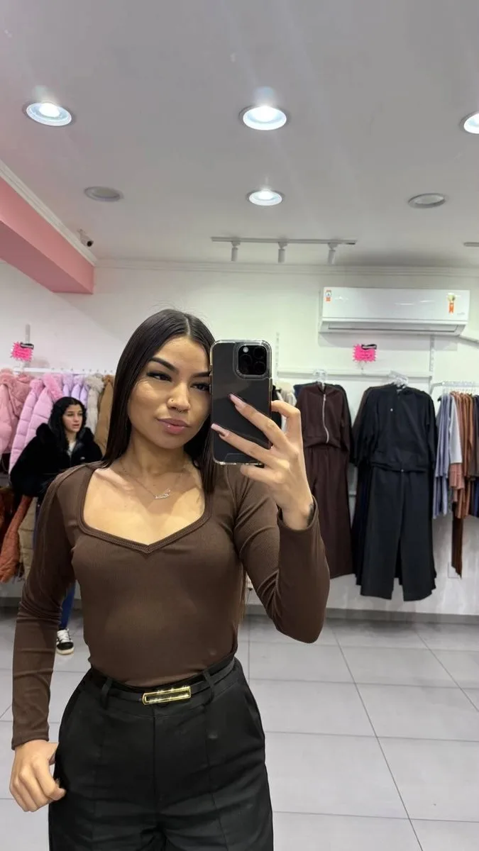 Blusa Canelada Fina Gola Em V Marrom Escuro - foto 1
