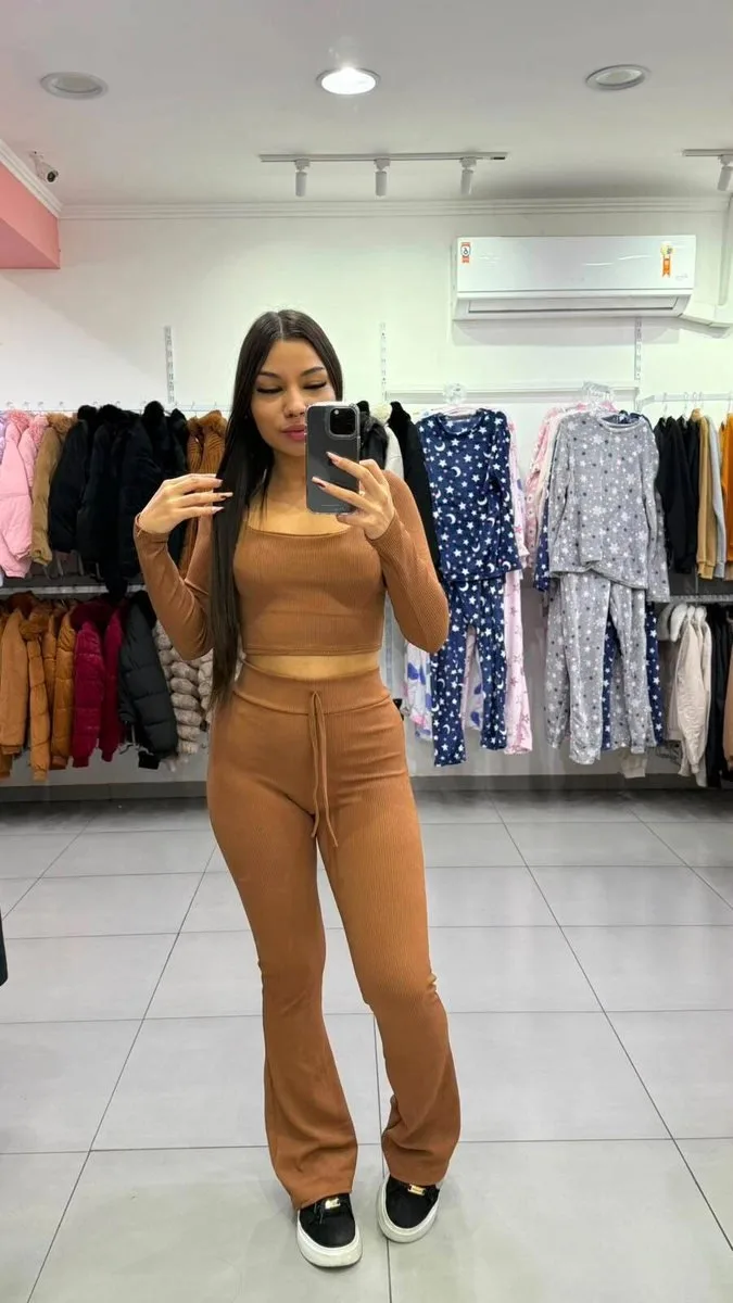 Conjunto Canelado Atoalhado Calça Flare E Cropped Com Bojo Gola Quadrada E Manga Longa Marrom Claro - foto 1