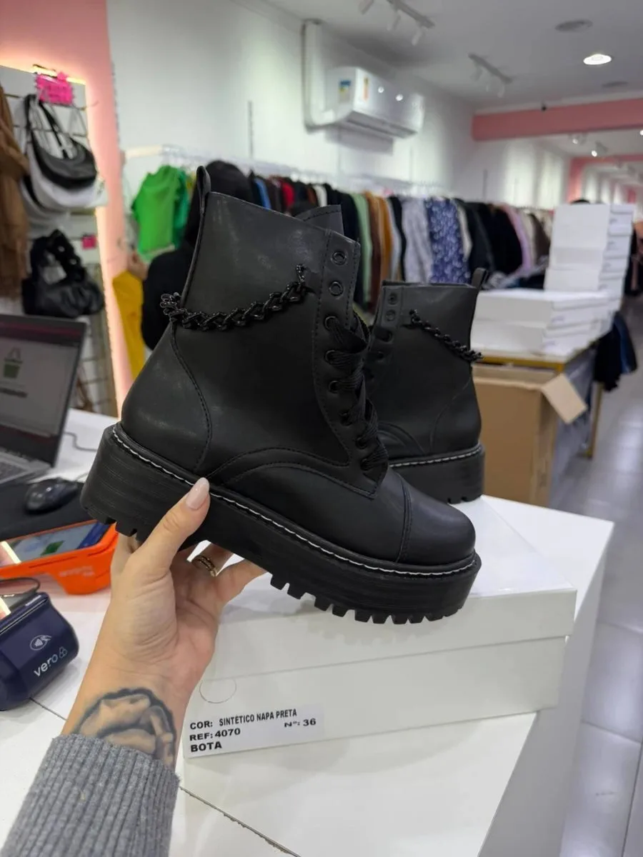 Coturno Sintético Napa Com Detalhe Corrente Preto - foto 1