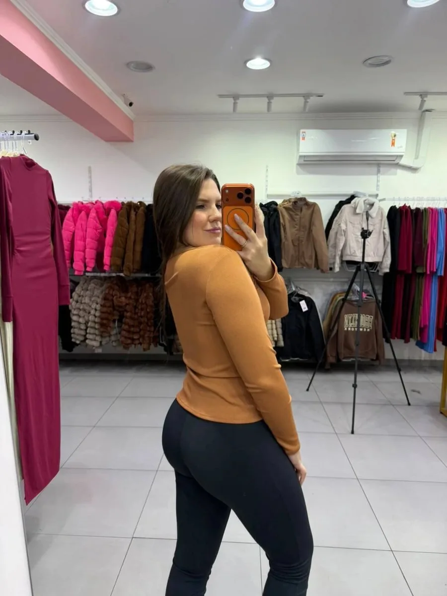 Blusa Canelada Fina Gola Quadrada Marrom Claro - foto 2