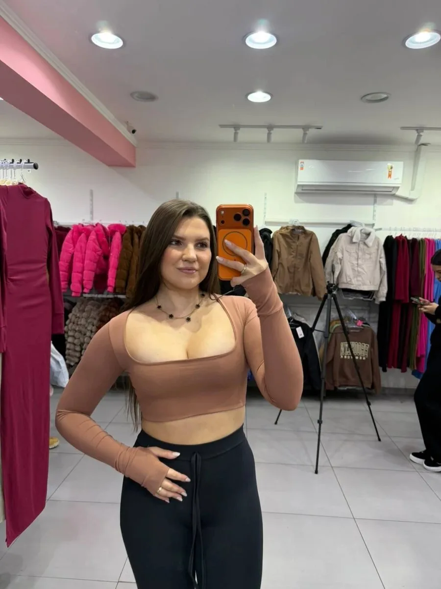 Cropped Gola Quadrada Com Dedeira Em Poliamida Marrom Claro - foto 1