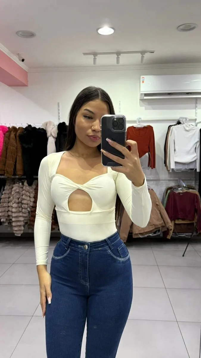 Body Poliamida Com Bojo e Com Detalhe De Abertura Abaixo Do Peito Off White - foto 1