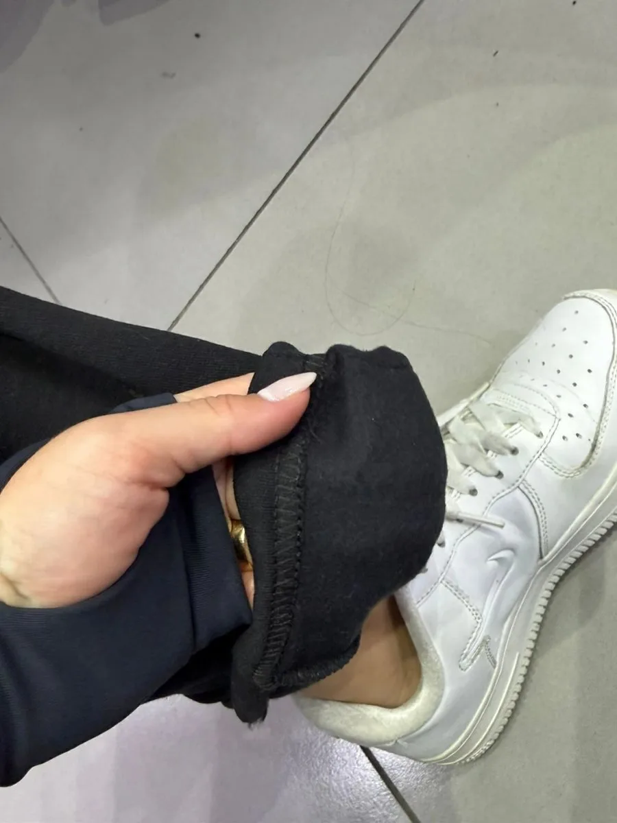Calça Moletom Apeluciada Detalhe Linha Frontal Preta - foto 3