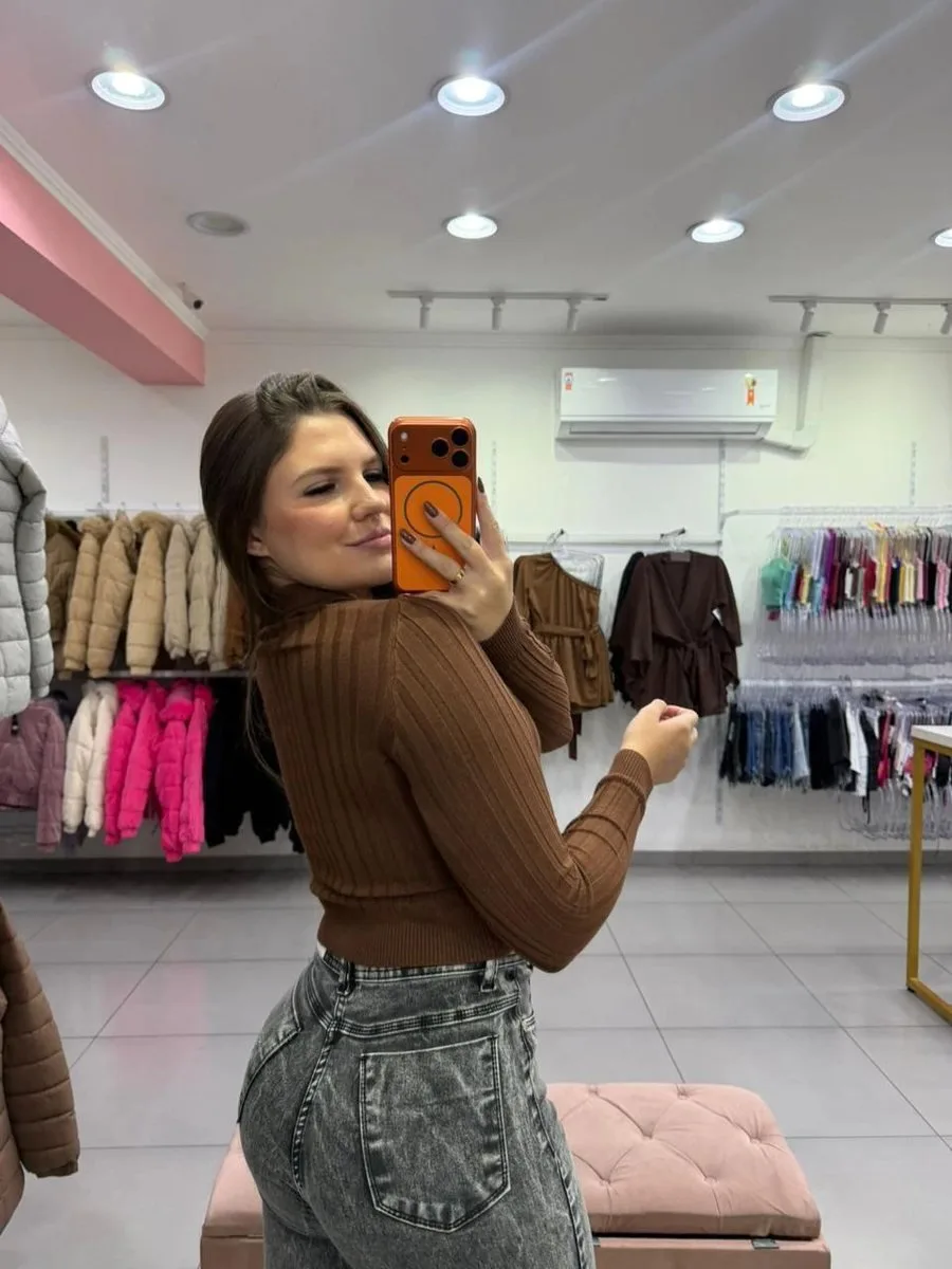 Cropped Modal Mousse Com Manga Longa E Gola Dobrada Marrom - foto 2