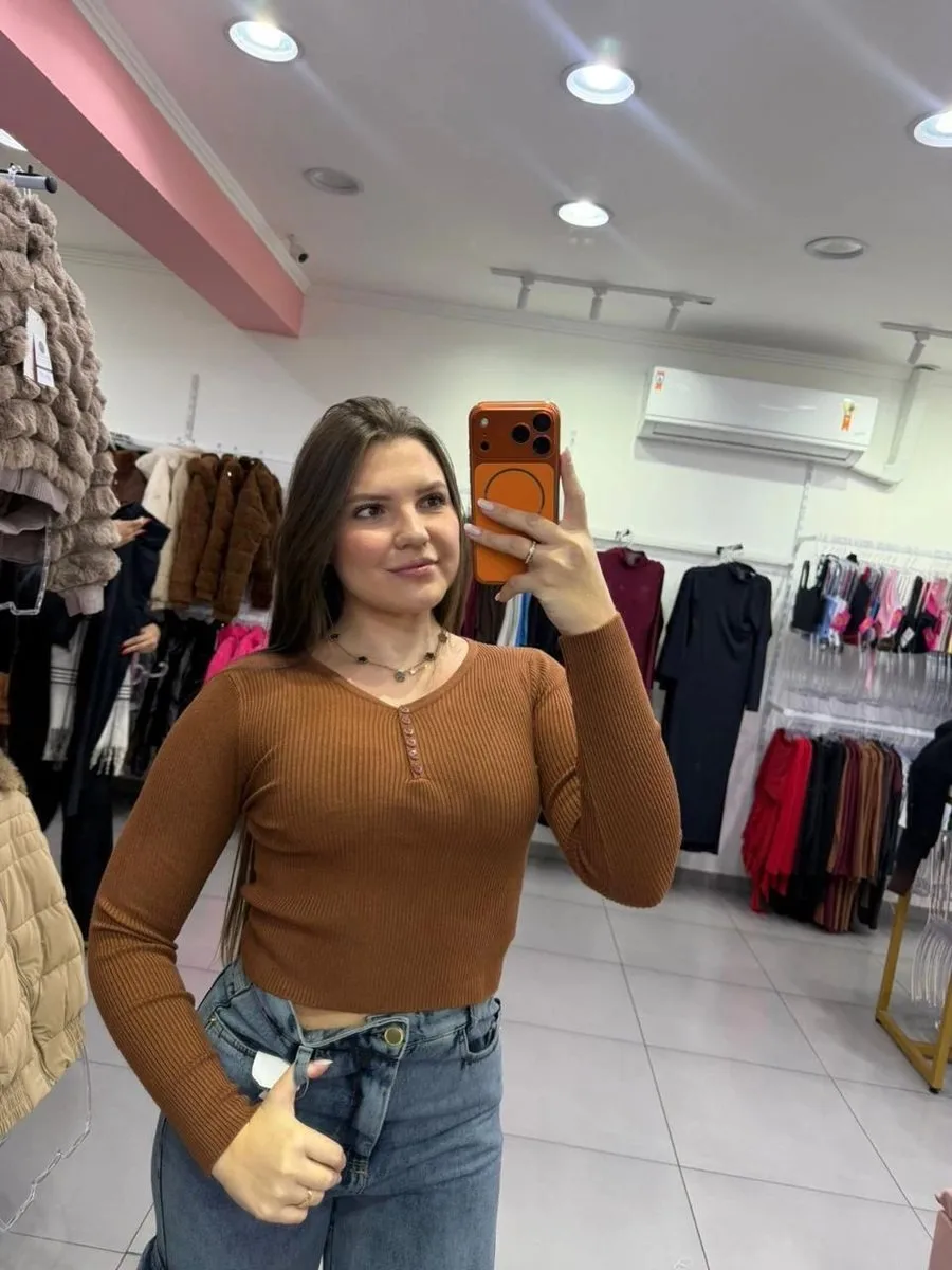 Cropped Modal Mousse Com Manga Longa E Detalhe Botões Marrom - foto 1