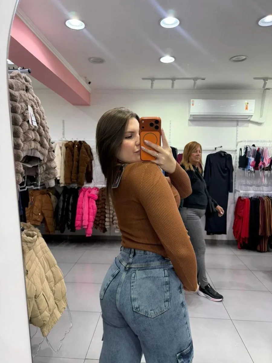 Cropped Modal Mousse Com Manga Longa E Detalhe Botões Marrom - foto 2