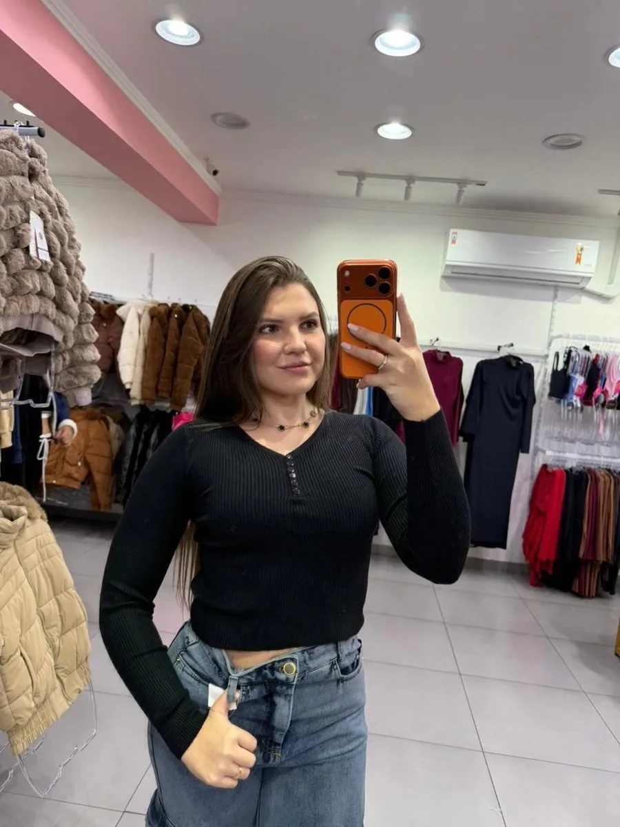 Cropped Modal Mousse Com Manga Longa E Detalhe Botões Preto - foto 1