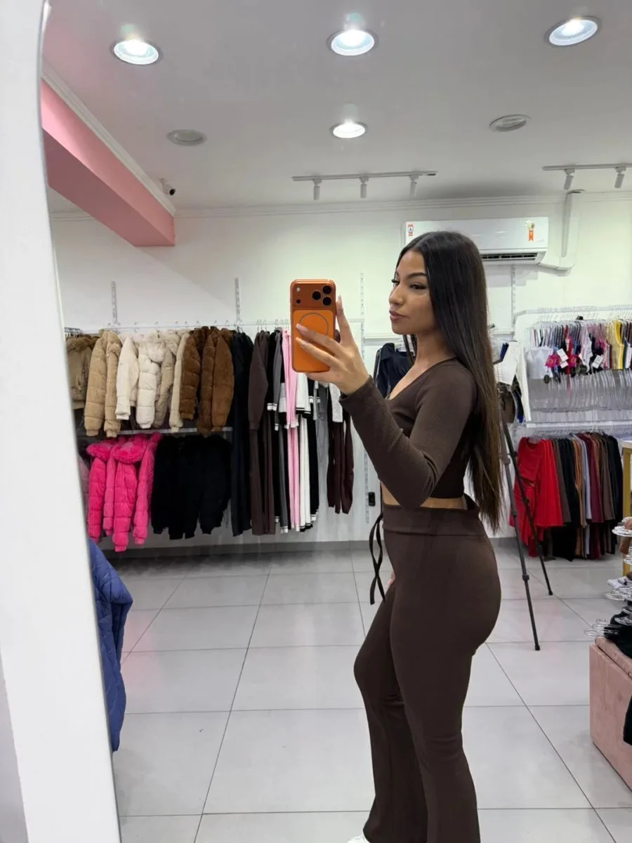 Conjunto Canelado Atoalhado Calça Flare E Cropped Com Bojo Gola Quadrada E Manga Longa Marrom - foto 2
