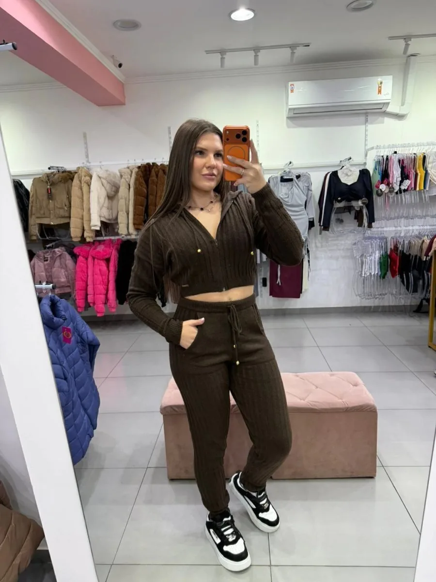 Conjunto Luxxo Modal Mousse Cropped Casaquinho Com Ziper E Capuz Calça Com Bolso E Cordinha Marrom - foto 1