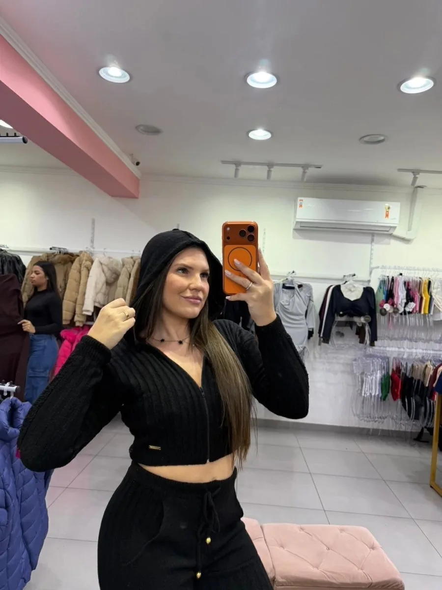 Conjunto Luxxo Modal Mousse Cropped Casaquinho Com Ziper E Capuz Calça Com Bolso E Cordinha Preto - foto 3