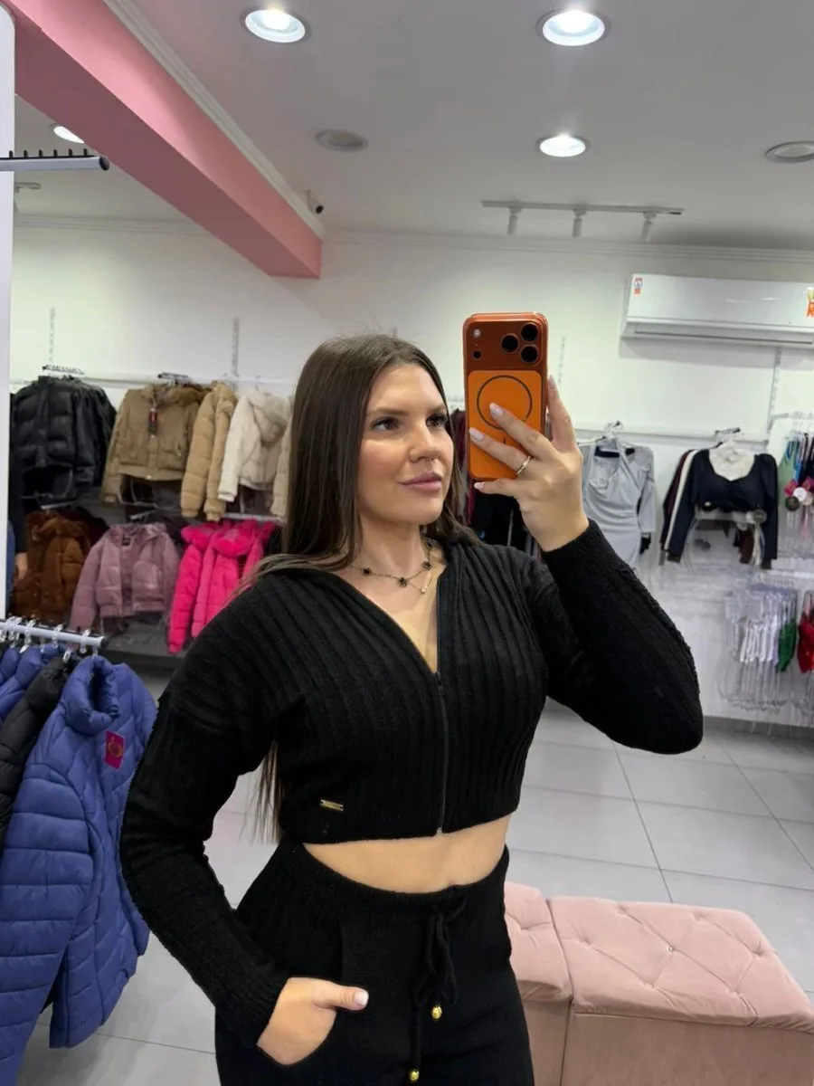 Conjunto Luxxo Modal Mousse Cropped Casaquinho Com Ziper E Capuz Calça Com Bolso E Cordinha Preto - foto 4