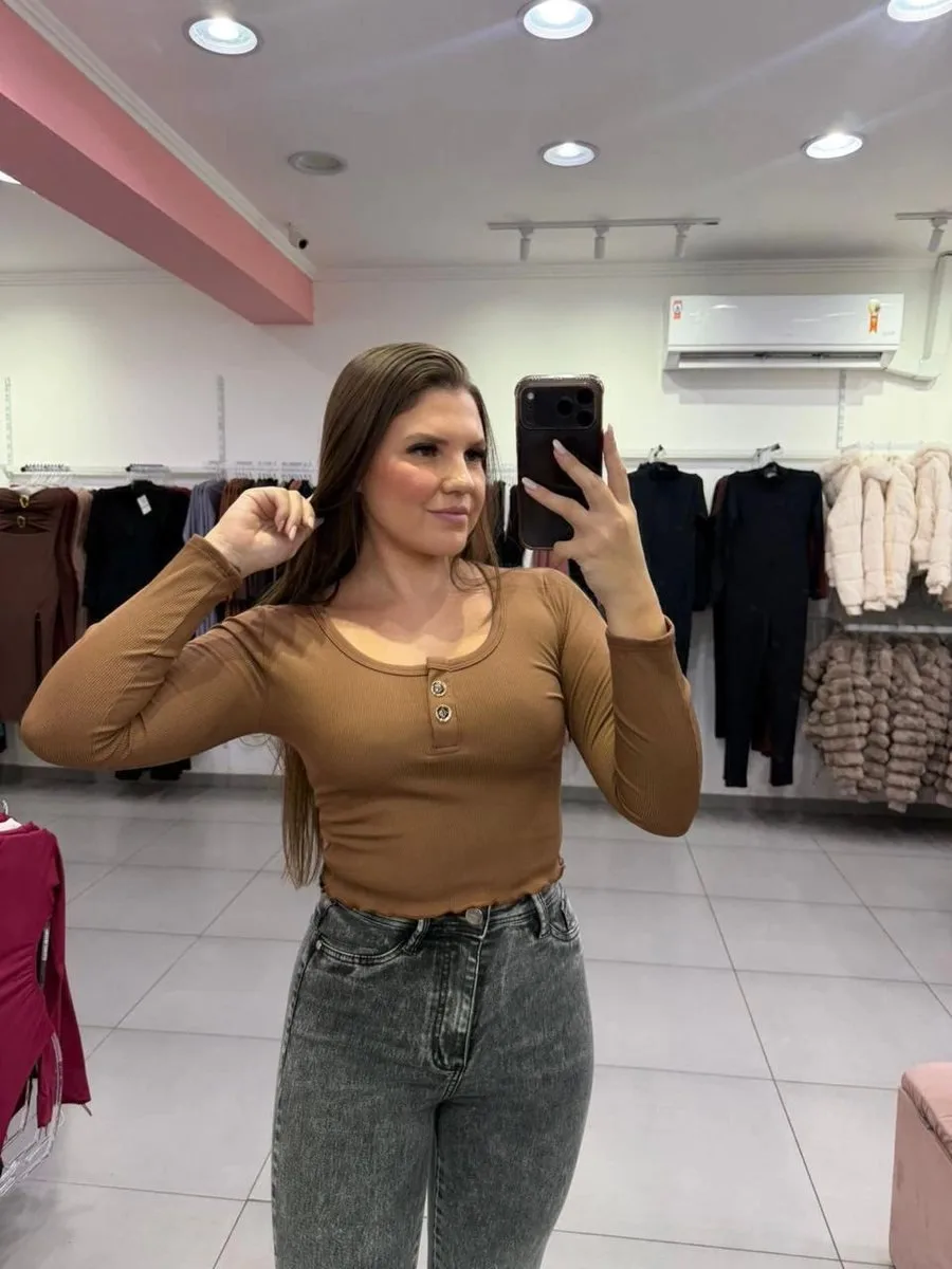Cropped Canelado Térmico Com Manga Longa E Detalhe Dois Botões Marrom - foto 1