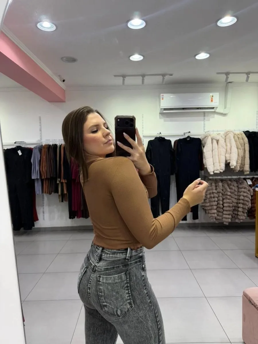 Cropped Canelado Térmico Com Manga Longa E Detalhe Dois Botões Marrom - foto 2