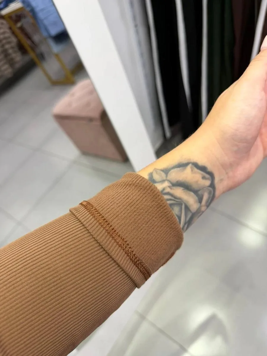 Cropped Canelado Térmico Com Manga Longa E Detalhe Dois Botões Marrom - foto 3