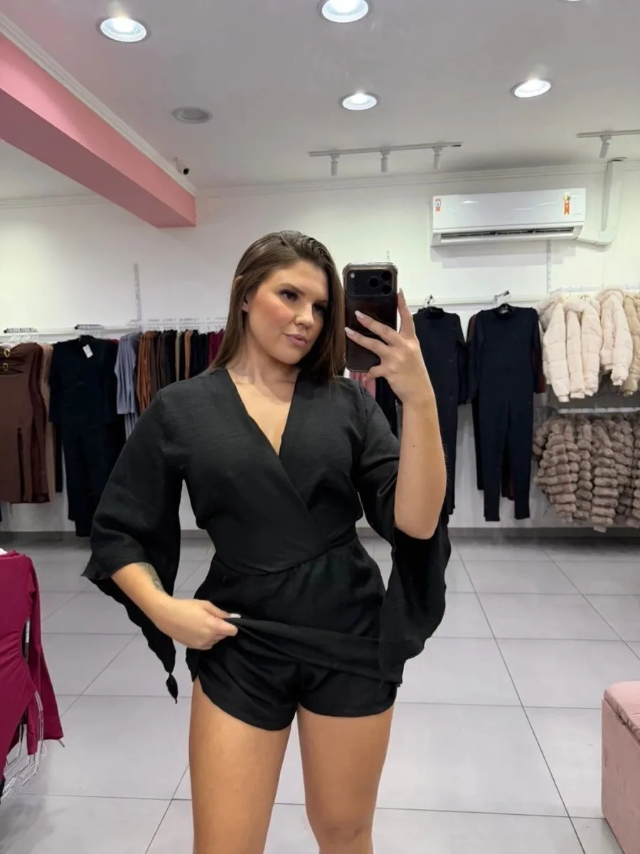 Macaquinho Cruzado Na Frente Com Detalhes Nas Mangas E Amarração Atrás Preto - foto 1