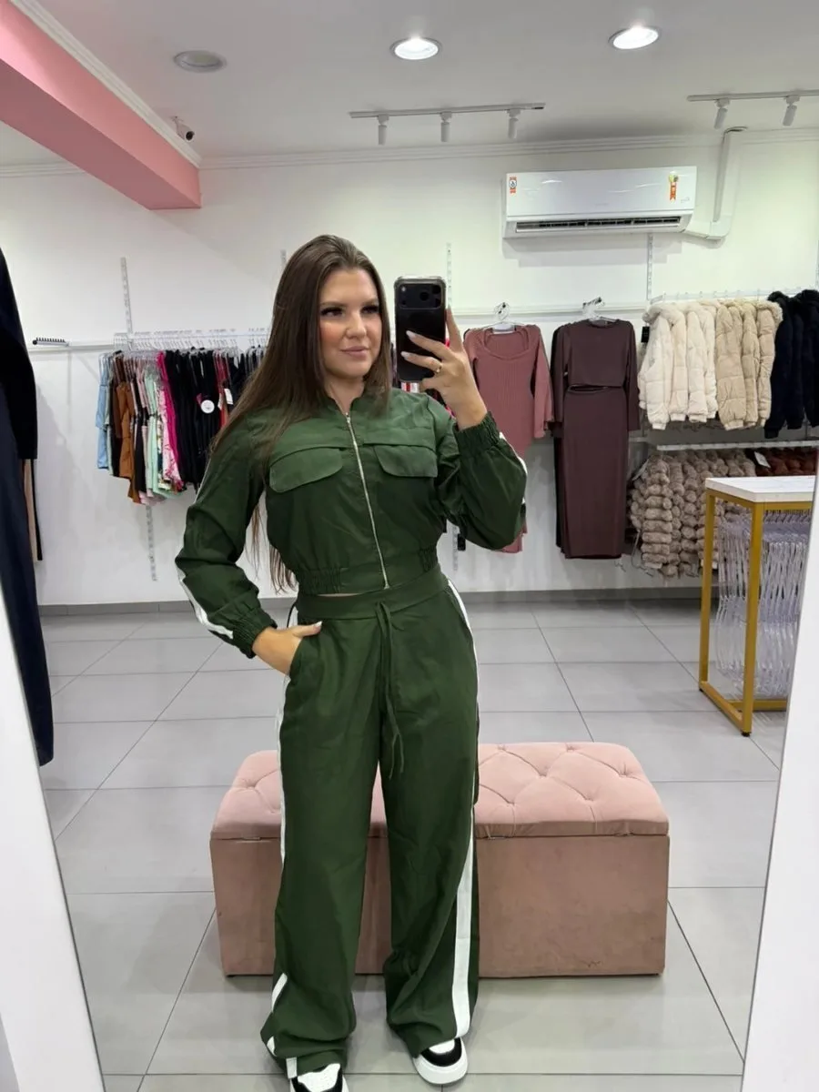 Conjunto Alfaiataria Calça Pantalona Com Bolsos E Casaco Cropped Com Ziper Verde - foto 1