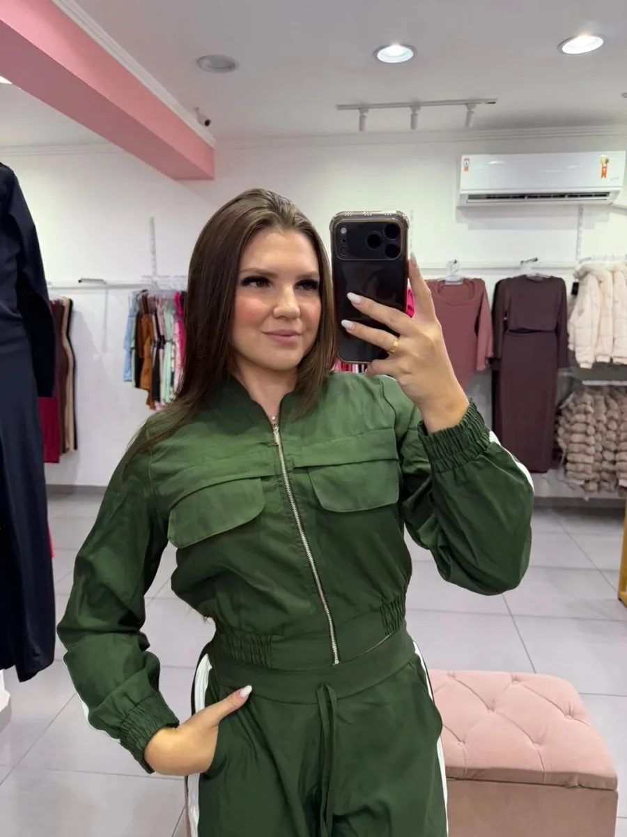 Conjunto Alfaiataria Calça Pantalona Com Bolsos E Casaco Cropped Com Ziper Verde - foto 2