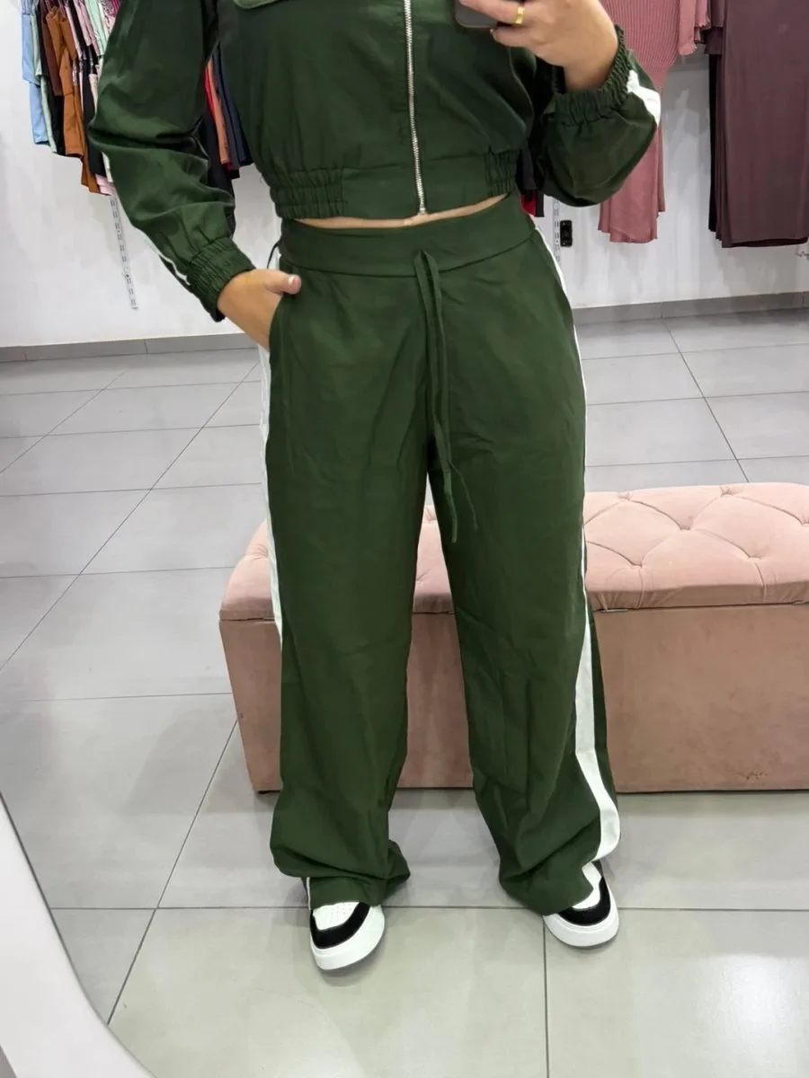 Conjunto Alfaiataria Calça Pantalona Com Bolsos E Casaco Cropped Com Ziper Verde - foto 3