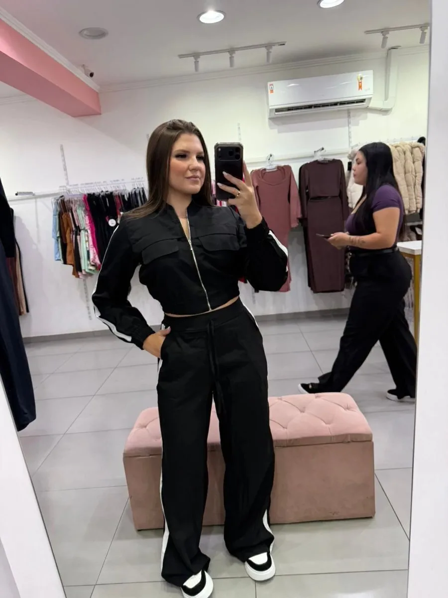 Conjunto Alfaiataria Calça Pantalona Com Bolsos E Casaco Cropped Com Ziper Preto - foto 1