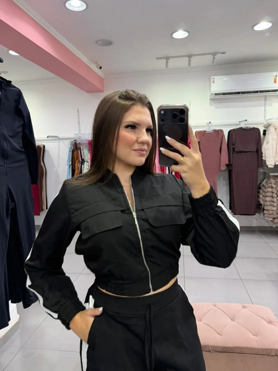 Conjunto Alfaiataria Calça Pantalona Com Bolsos E Casaco Cropped Com Ziper Preto - foto 2