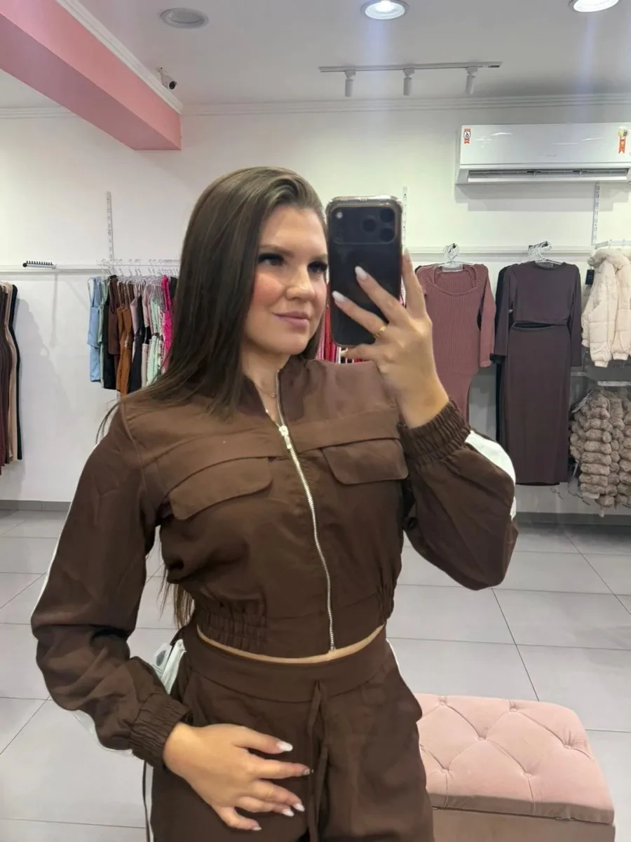 Conjunto Alfaiataria Calça Pantalona Com Bolsos E Casaco Cropped Com Ziper Marrom Escuro - foto 2