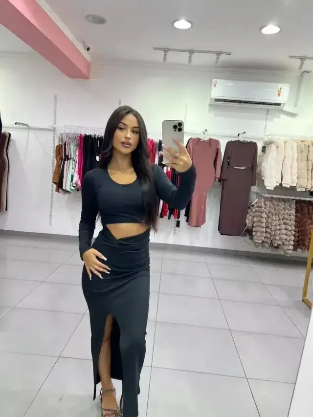 Vestido Canelado Térmico Longo Com Manga Longa E Abertura Na Barriga E Fenda Preto - foto 1