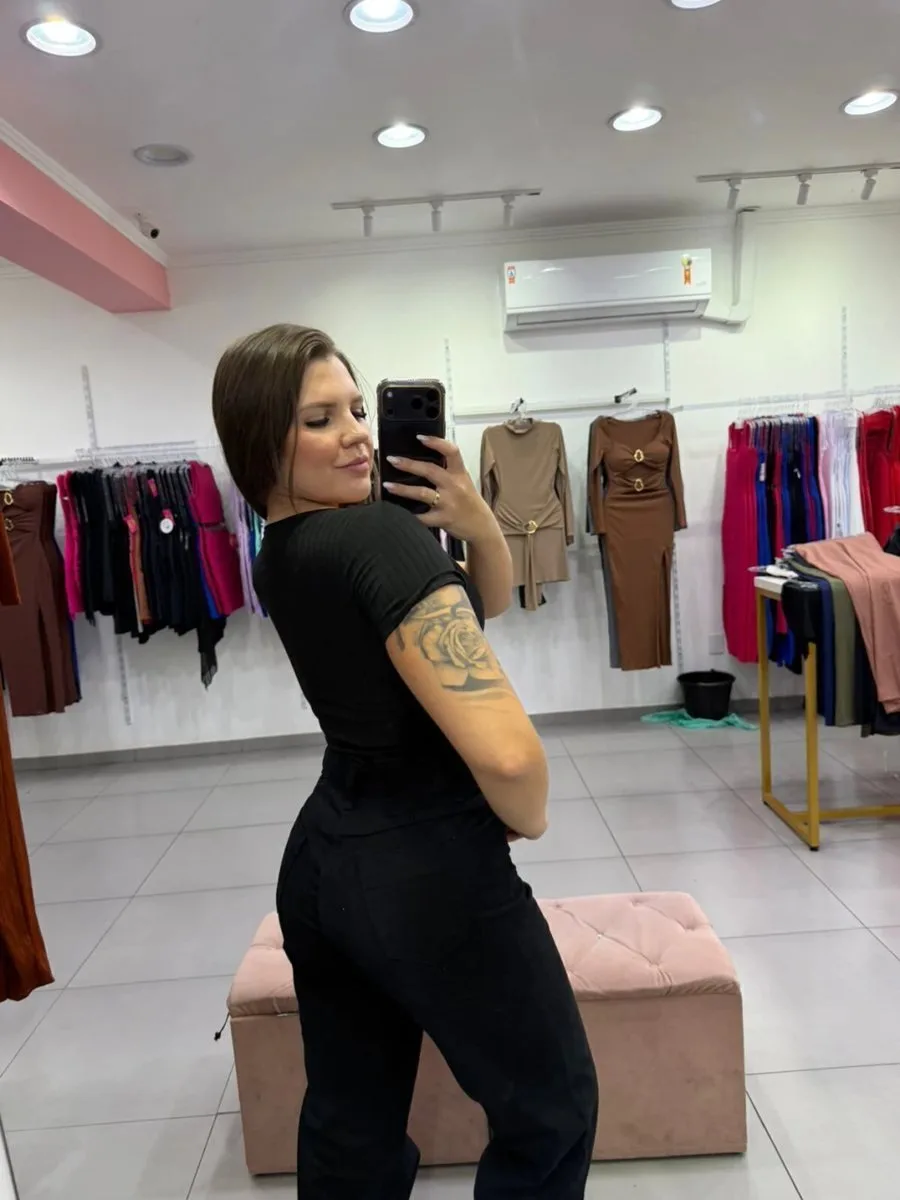 Body Canelado Fino Com Manga Curta E Gola Quadrada Preto - foto 2