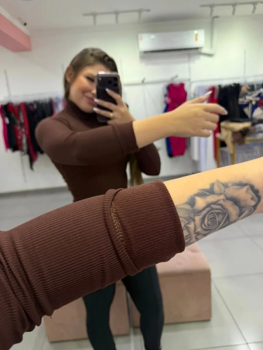 Cropped Térmico Canelado Com Gola Manga Longa Marrom Escuro - foto 3