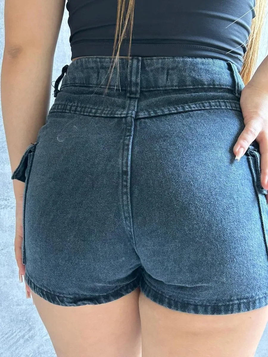 Short Jeans Mom Cargo Lavagem Grafite Escuro Botão Prata - foto 2