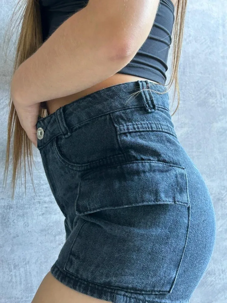 Short Jeans Mom Cargo Lavagem Grafite Escuro Botão Prata - foto 3
