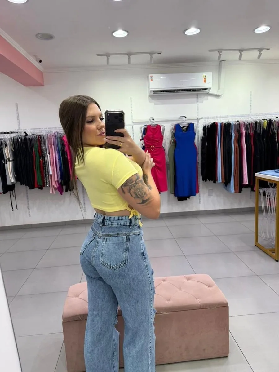 Cropped Canelado Fino Com Manga Curta E Detalhe Amarrar Amarelo - foto 3