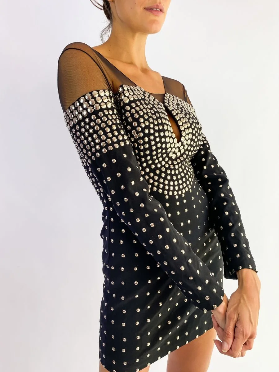 Vestido preto com aplicações da curadoria VUX