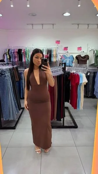 Vestido Suplex Com Decote no Peito e Amarração no Pescoço Marrom